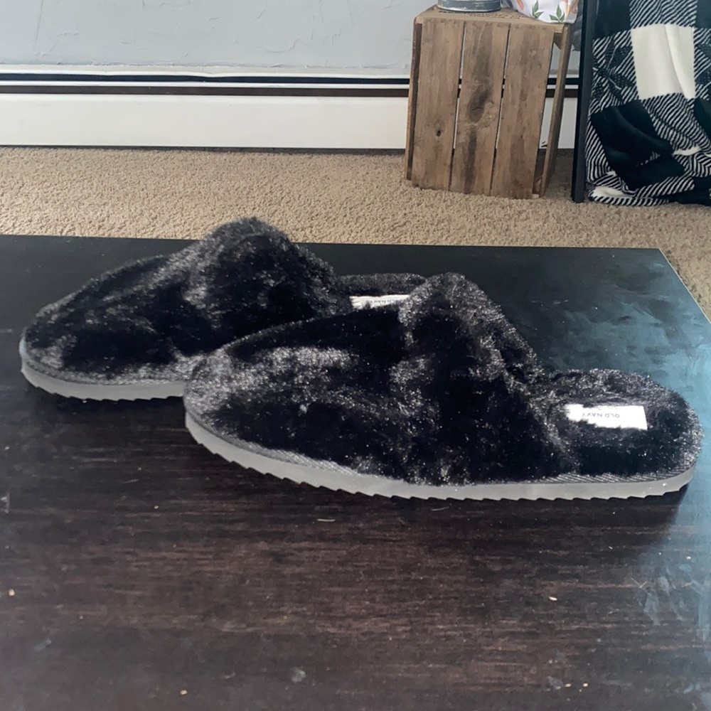Black Old Navy fuzzy slippers